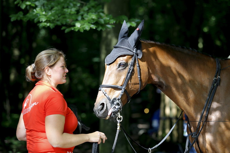 Nino des Buissonnets avec Emma sa groom au CSIO de Rotterdam - copyright (C) TyfVanHalle