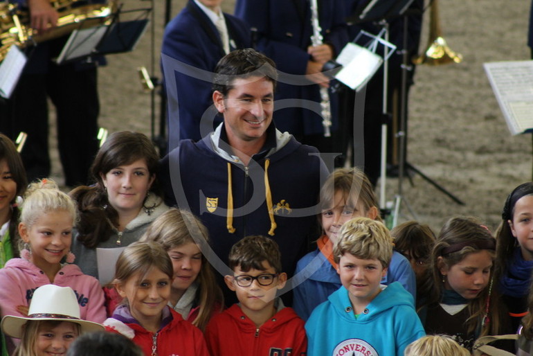 Steve in Begleitung einer Schulklasse aus Herrliberg