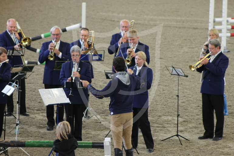 Steve prend la direction de la fanfare