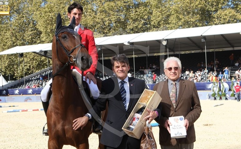 Steve et Nino des Buissonnets recevant un prix de la Fédération Suisse des Sports Equestres  - Copyright (C) GCT Lausanne