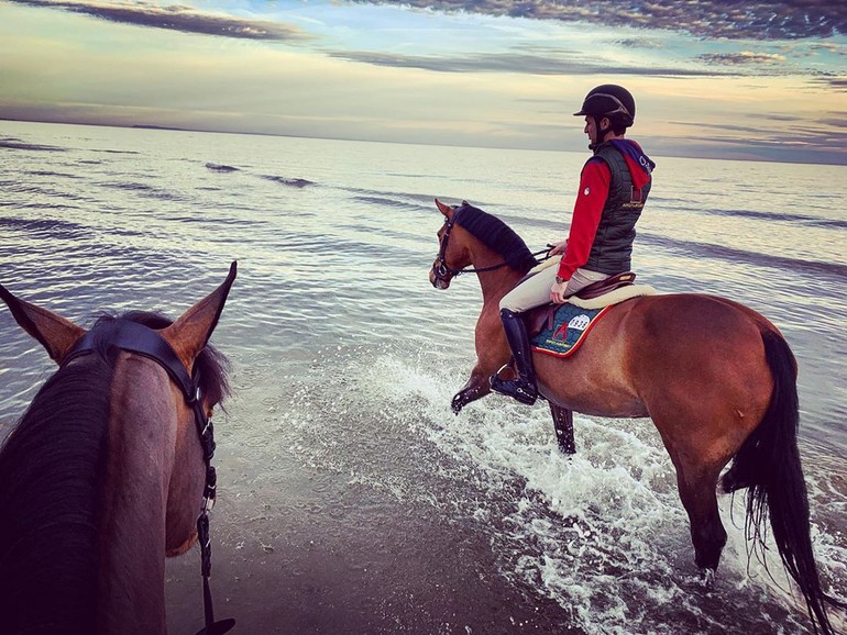 Mediterreanean Equestrian tour Oliva Nova - Albführen's Bianca profite des bains de mer.