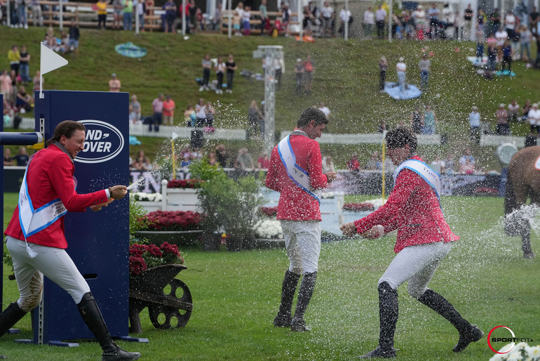 L'équipe de Suisse victorieuse à St-Gall avec Martin Fuchs, Steve Guerdat, le chef d'équipe Michel Sorg, Pius Schwizer et Edouard Schmitz (C) Sportfot.com