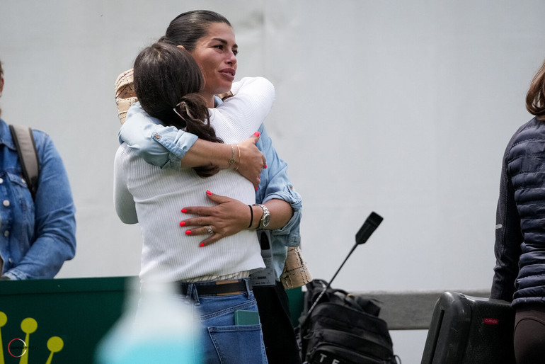 Joie et pleurs au paddock pour Fanny , très émue. (C) Sportfot