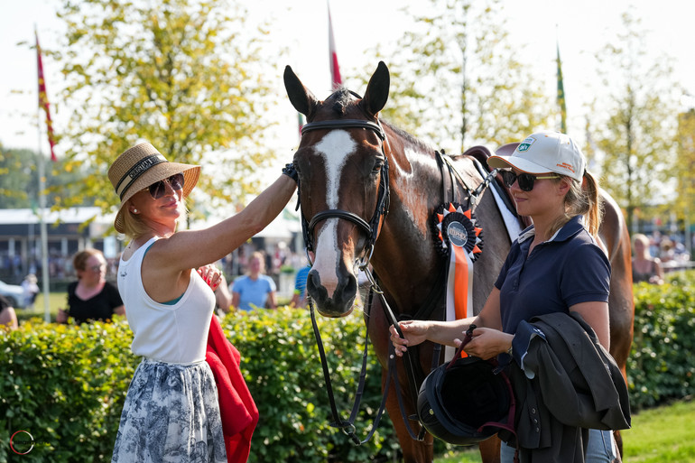 Dynamix de Bélhème (vice-championne olympique), sa propriétaire  Sabina Cartossi et de sa groom (C) Sportfot.