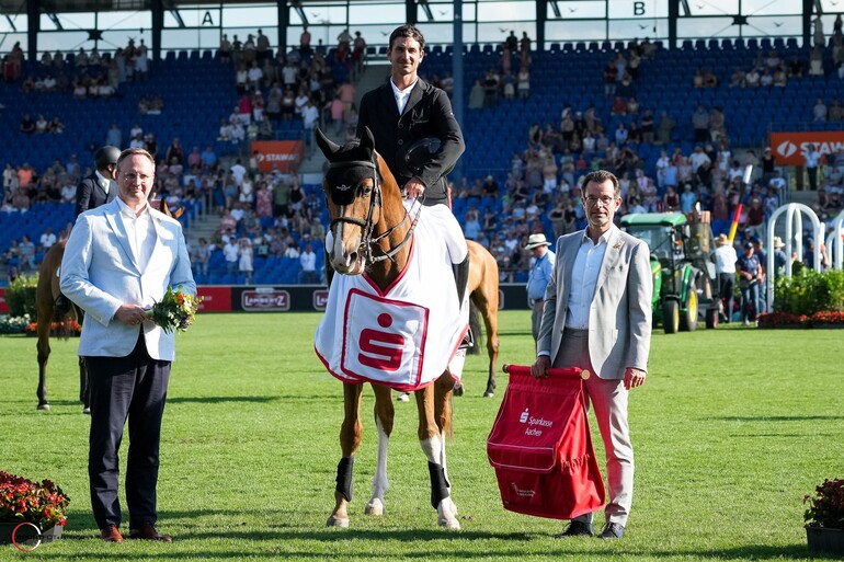 Victoire de Lusso GIHZ 8 ans dans les jeunes chevaux. (C) Sportfot