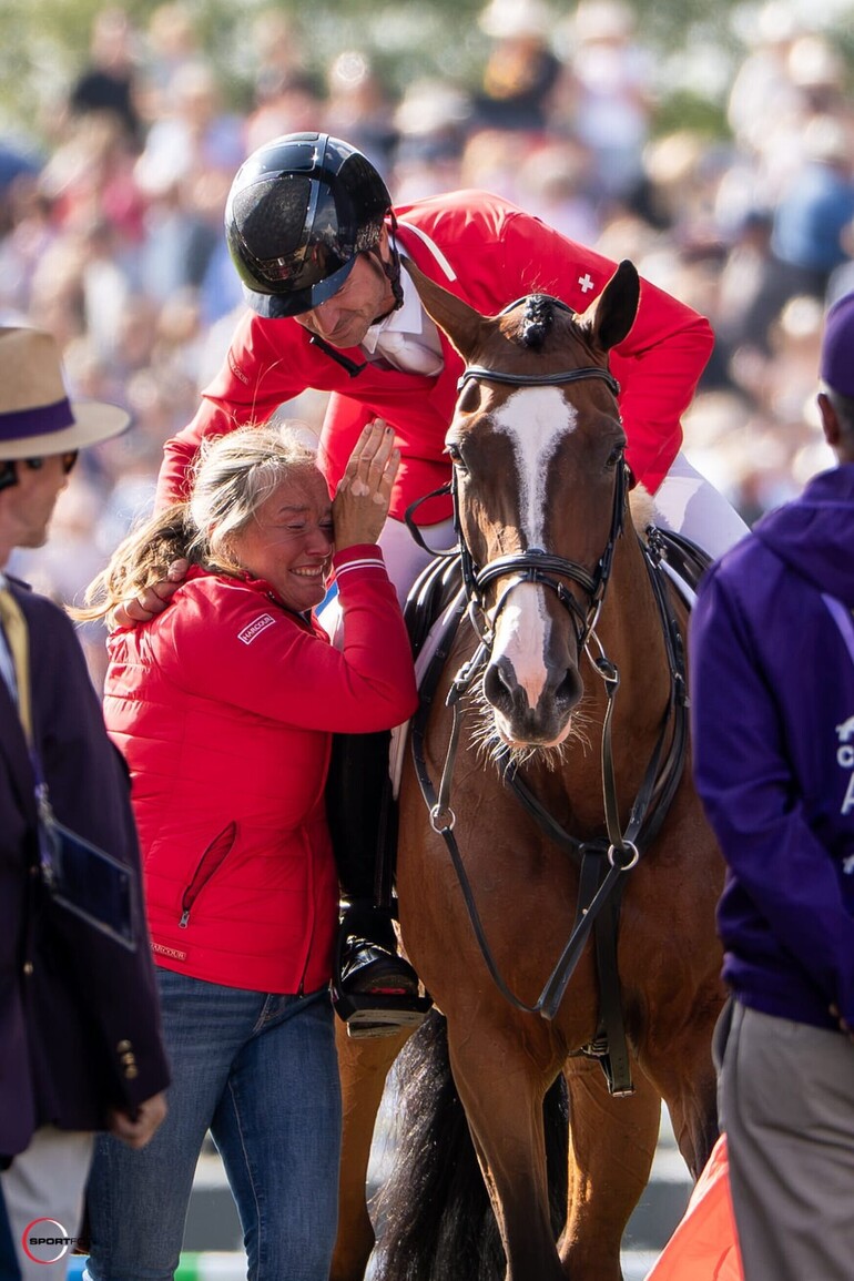 Aachen (Aix-la-Chapelle). Shared tears of joy: the emotion of Emma, the loyal groom, alongside Steve and Dynamix (C) Sportfot