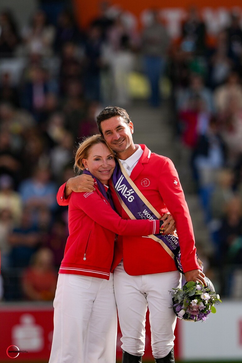 Victoire d'or avec l'heureuse propriétaire, Sabina Cartosi, (C) sportfot