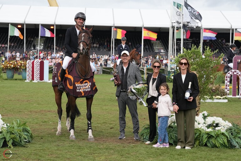 Remise des prix, joli moment partagé avec sa petite Ella (Sportfot)