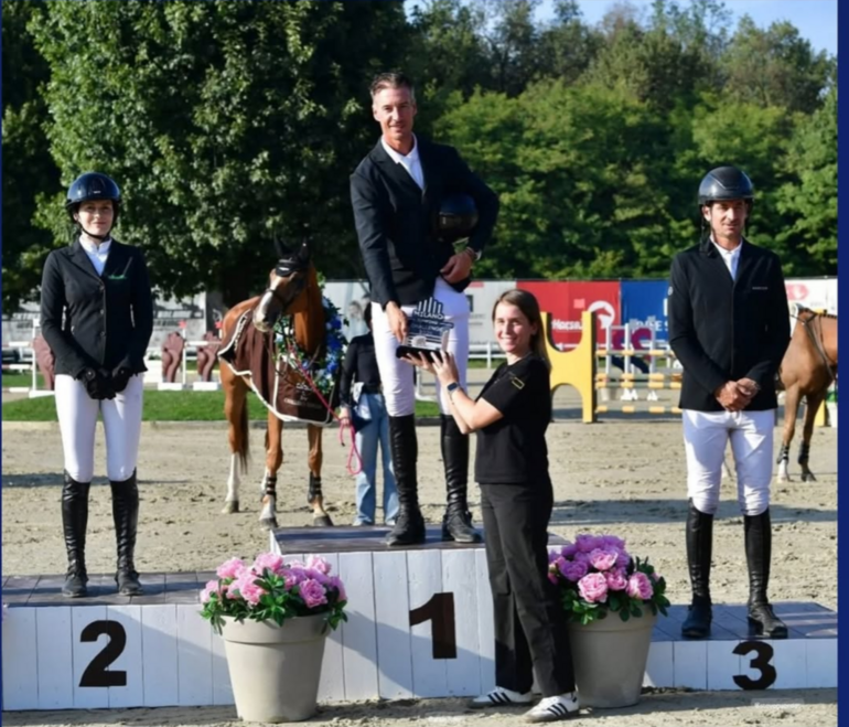 Alain Jufer signe une magnifique victoire, devançant l’Allemande Pia Reich. Steve complète ce superbe podium avec une belle 3ᵉ place ! Copyright Instagram